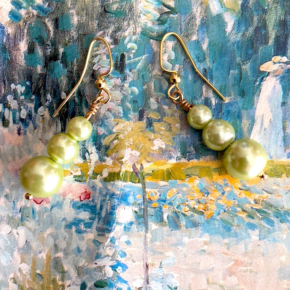 5/$10❤️❤️❤️NEW Mint Green GlassPearls Dangling Earrings Handmade